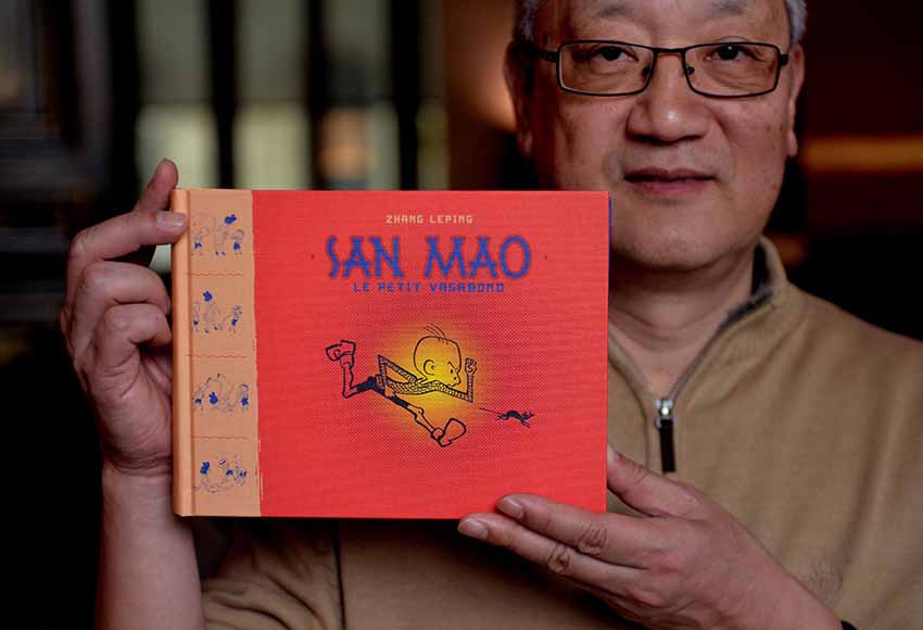 Zhang Weijun, hijo del caricaturista Zhang Leping, el creador del personaje Tres Pelos muestra un ejemplar del libro.