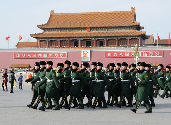 Policías en la Plaza de Tiananmen. [Foto: CFP]
