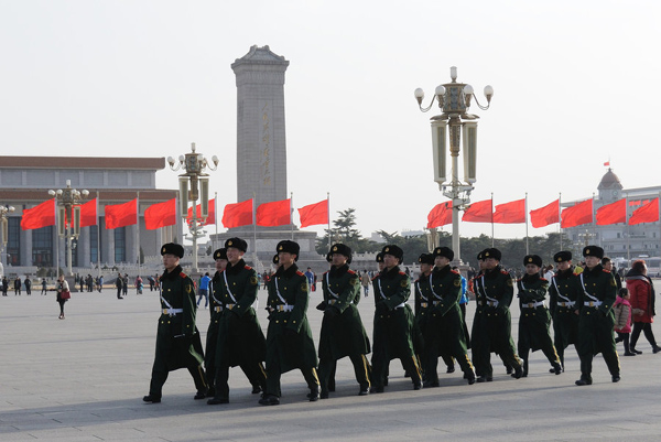 Policías patrullan la Plaza de Tiananmen. [Foto: CFP]