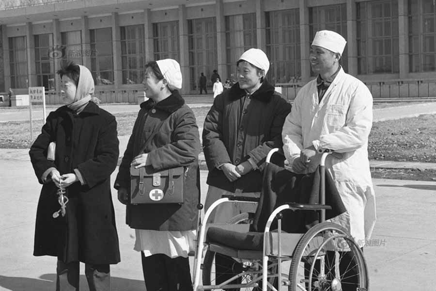 Esta foto tomada en 1978 muestra al personal de la salud de la Dos Sesiones esperando a un diputado en el aeropuerto de Pekín. [Fotografía: Xie Fengquan/Xinhua]