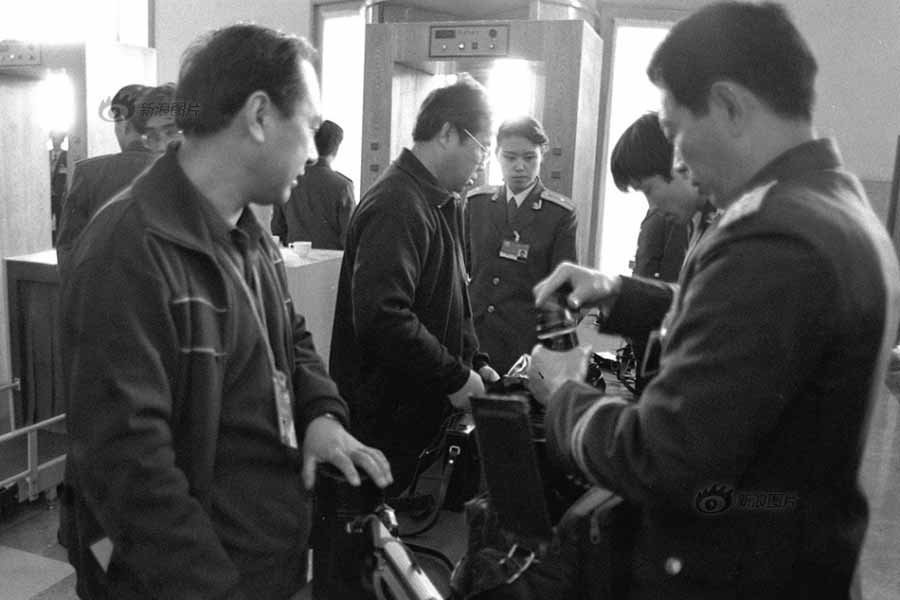 Esta foto tomada en 1990 muestra a los guardias de seguridad revisando las cámaras de los periodistas.[Fotografía: Zhang ahora/Xinhua]
