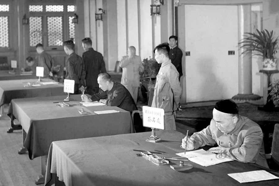 Esta foto tomada en 1954 muestra a los diputados firmando el libro de la 1ª reunión. [Foto: QianSijie/Xinhua]
