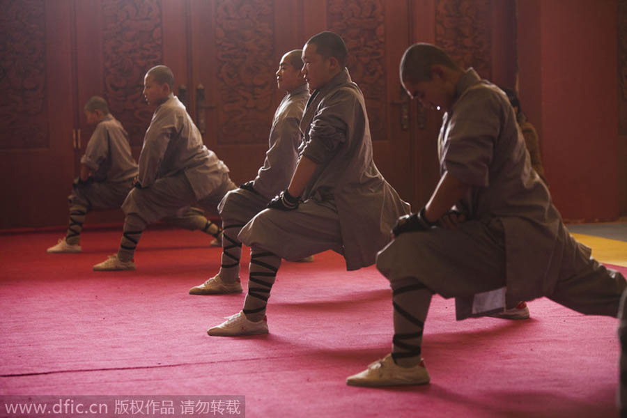 Los monjes hacen calentamiento antes de inicar la sesión de entrenamiento. Changchun, Jilin. [Foto: IC]