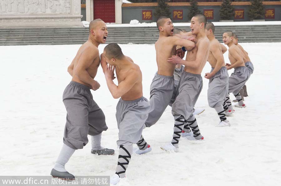 En el templo Wanshou, desafiando las bajas temperaturas y la nieve, un grupo de monjes budistas practicar kung-fu chino. Changchun, Jilin. [Foto: IC]