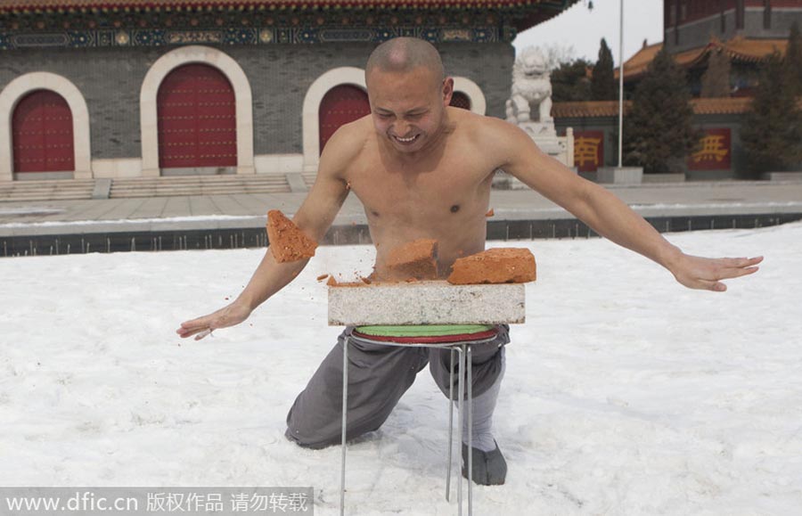 Un monje rompe un ladrillo con la cabeza. Changchun, Jilin. [Foto: IC]