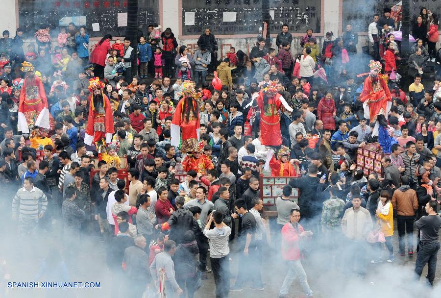 Celebración de Fiesta de Faroles: Desfile Zougushi en Fujian