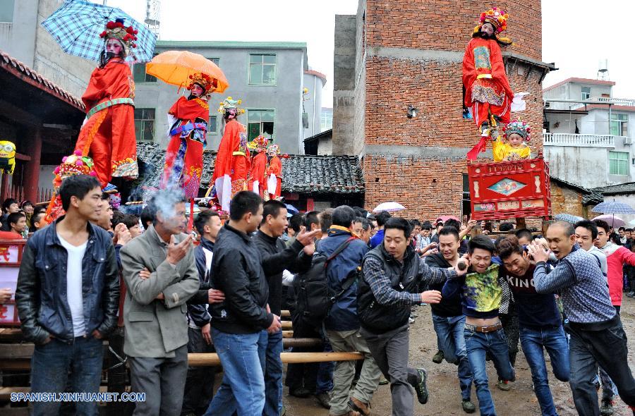 Celebración de Fiesta de Faroles: Desfile Zougushi en Fujian