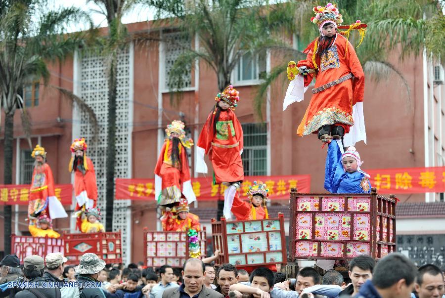 Celebración de Fiesta de Faroles: Desfile Zougushi en Fujian