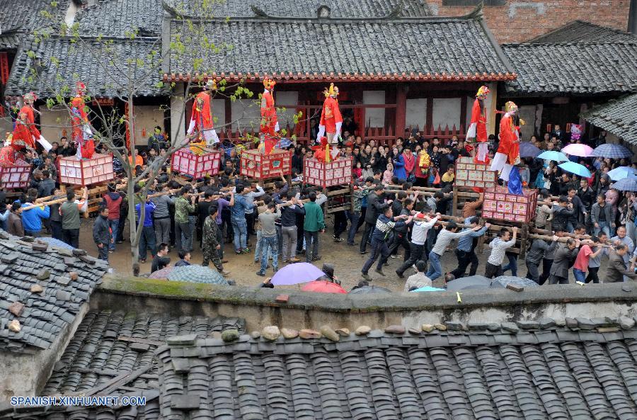 Celebración de Fiesta de Faroles: Desfile Zougushi en Fujian