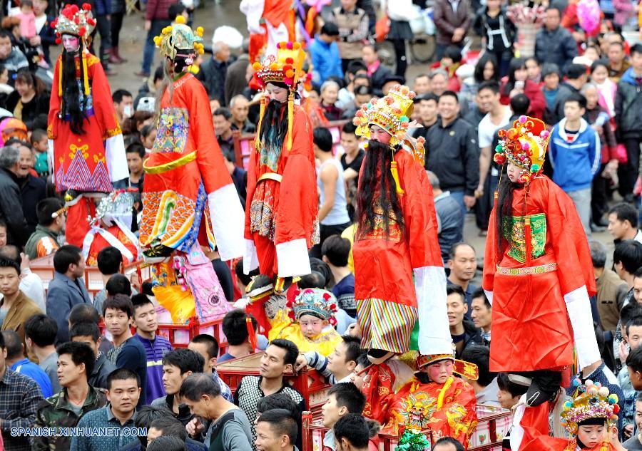 Celebración de Fiesta de Faroles: Desfile Zougushi en Fujian