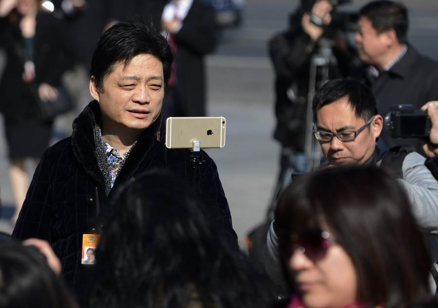 Cui Yongyuan, miembro de la Conferencia Consultiva del Pueblo Chino, hace una selfie con su teléfono móvil antes de entrar a a la sesión anual. Cui, una destacada figura de CCTV, ahora enseña en la Universidad de Comunicación de China. (Fotografía: Xiaohao)