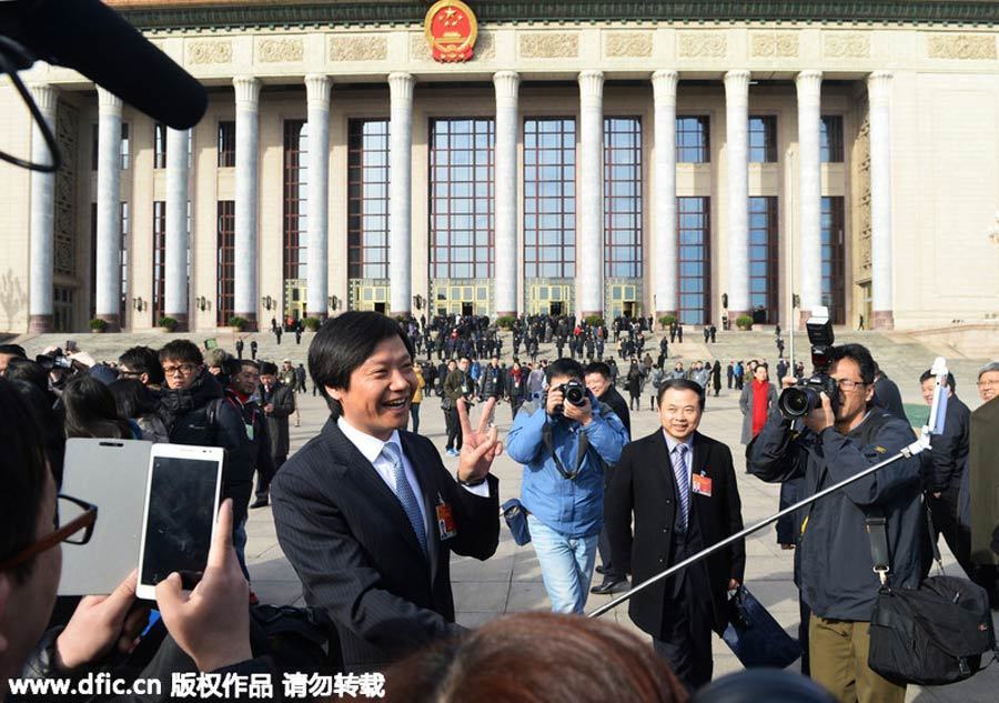 Lei Jun, fundador de Xiaomi, saluda con la derecha y se toma una foto con la izquierda. (Foto: IC)