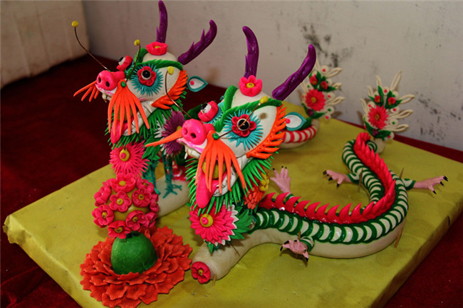 Figuras de harina en forma de dragón. Las figuras de harina con formas, conocidas como “huamo” o literalmente, "panes de flor", son una tradición del condado de Luochuan, en la provincia de Shaanxi. El “huamo” es una forma de arte con carácter local. [Foto/www.hsw.cn]