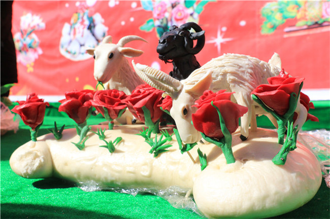Figuras de harina con forma de cabras comiendo hierba. [Foto/www.hsw.cn]