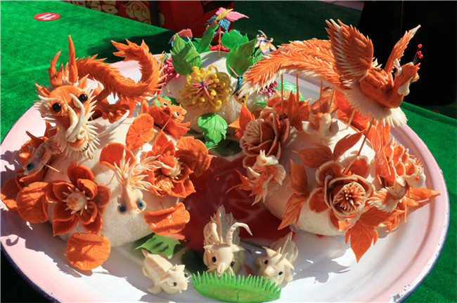 Figuras de harina con forma de un dragón, un fénix, cabras y pájaros. [Foto/www.hsw.cn]