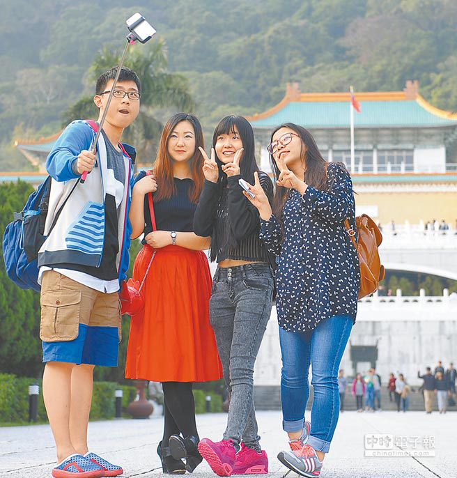 Taiwán prohibe palos de autofotos en sus museos principales