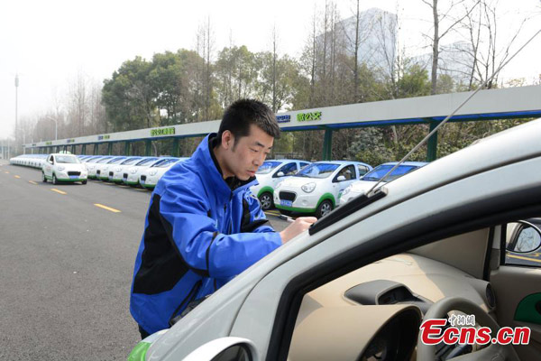 Coches eléctricos utilizados como 'mini buses' estacionados cerca de una estación de metro de Hangzhou, provincia de Zhejiang, el 17 de marzo de 2015. 