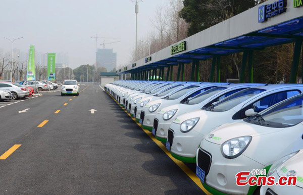 Coches eléctricos utilizados como 'mini buses' estacionados cerca de una estación de metro de Hangzhou, provincia de Zhejiang, el 17 de marzo de 2015. 