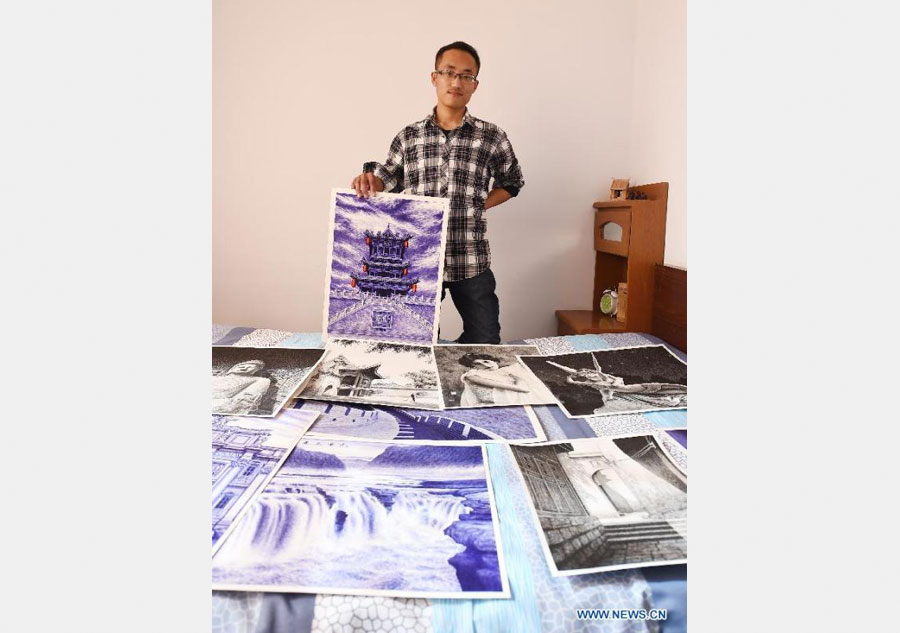 Liu Kai muestra sus pinturas a bolígrafo en casa. 