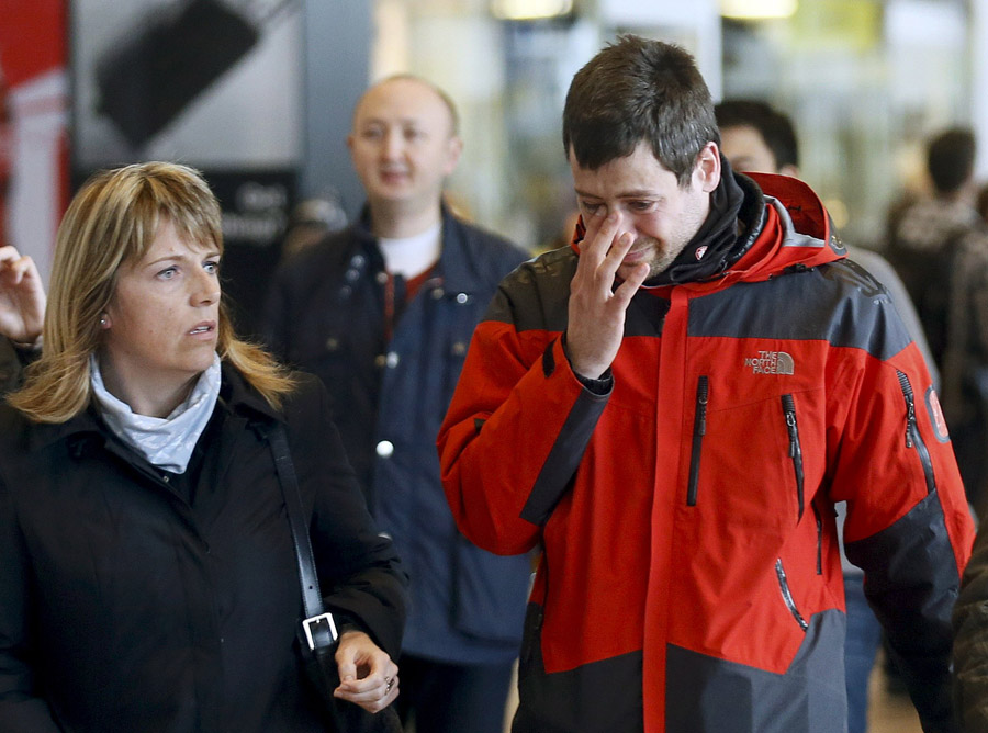 Familiares de los pasajeros del vuelo de Germanwings lloran a sus víctimas