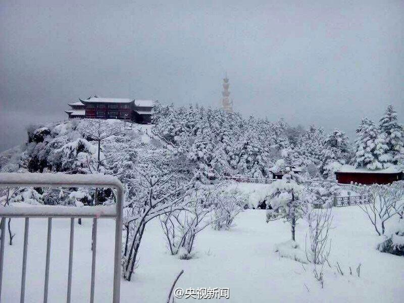 Chengdu, 26/03/2015(El Pueblo en Línea)-Desde el 24 de marzo hasta la mañana del 25, en el área escénica de la montaña Emei de Sichuan cayó la mayor nevada de los últimos 7 años. En algunos puntos hay hasta 25 cm de nieve, casi un máximo histórico. Ha sido una nevada muy atípica para el mes de marzo. (Reportero de CCTV Jody)