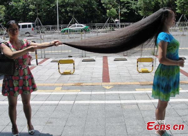 Una mujer subasta su melena de 2 metros para beneficencia