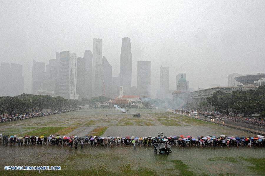 Singapurenses desafían la intensa lluvia para despedir a Lee Kuan Yew
