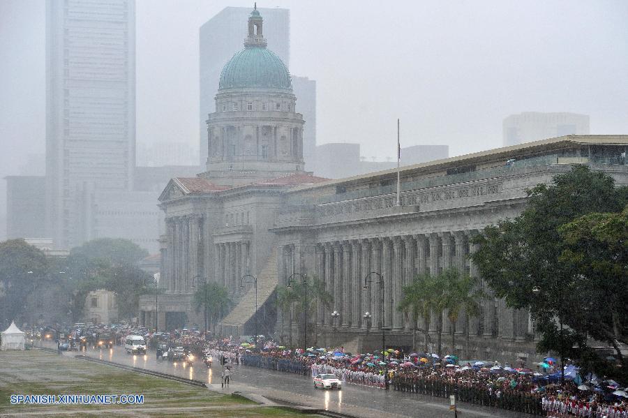Singapurenses desafían la intensa lluvia para despedir a Lee Kuan Yew