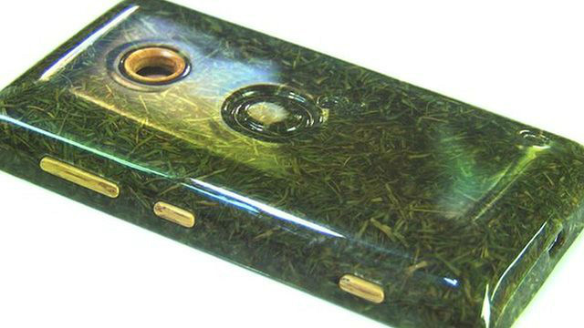 Un teléfono móvil hecho de hierba