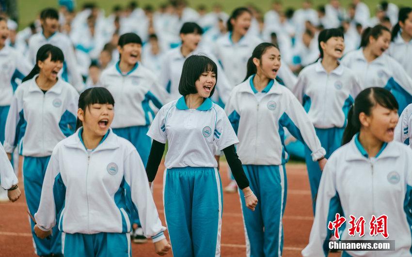 Estudiantes de primer año especializados en enseñanza preescolar llevan a cabo un entrenamiento militar obligatorio en una escuela de Huizhou, provincia de Guangdong, el 27 de marzo de 2015. 
