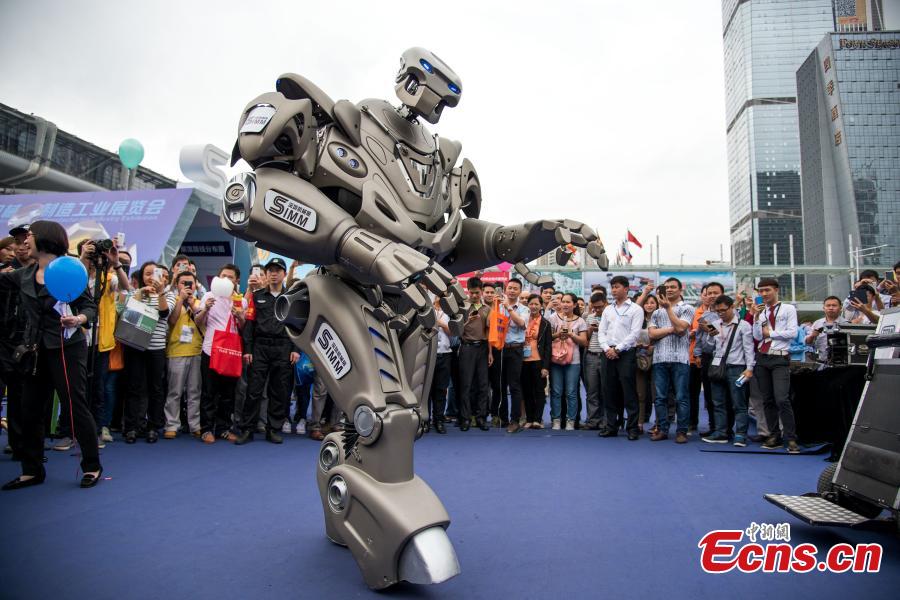 El robot Titan entretiene a los curiosos en Shenzhen