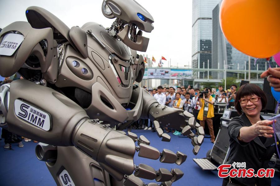 El robot Titan entretiene a los curiosos en Shenzhen