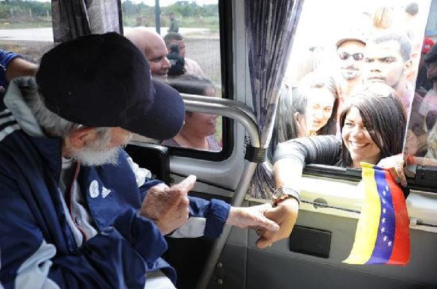 Reaparece Fidel Castro con grupo de jóvenes venezolanos 2