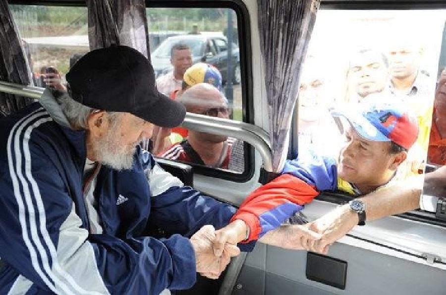 Reaparece Fidel Castro con grupo de jóvenes venezolanos