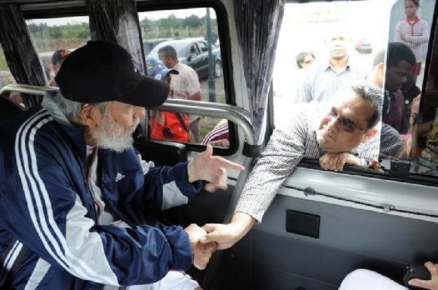 Reaparece Fidel Castro con grupo de jóvenes venezolanos 3