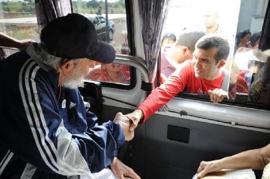 Reaparece Fidel Castro con grupo de jóvenes venezolanos 4