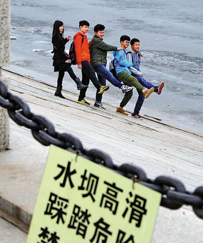 La ley castigará la conducta inapropiada de los turistas chinos