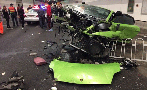 Una chapa ded Lamborghini en el suelo entre restos del vehículo tras el accidente. 