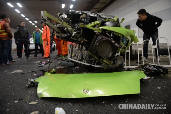 Un Lamborghini verde completamente destrozado tras sufrir un accidente en un túnel de la carretera Datun, cerca del estadio olímpico de Pekín, el 12 de abril de 2015. 