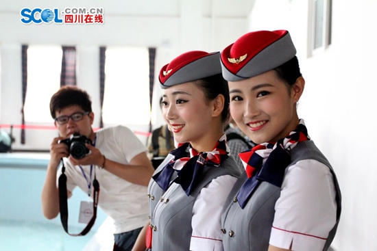 Gemelas azafatas se hacen famosas en internet de China
