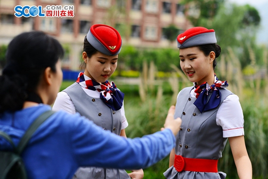 Gemelas azafatas se hacen famosas en internet de China