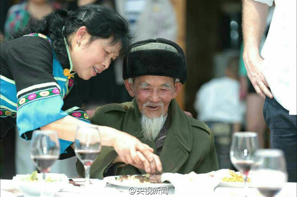 Un anciano de 92 años disfruta de una cena italiana pedida por internet