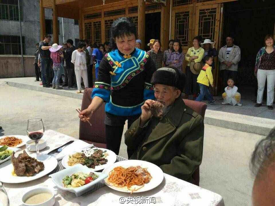 Un anciano de 92 años disfruta de una cena italiana pedida por internet