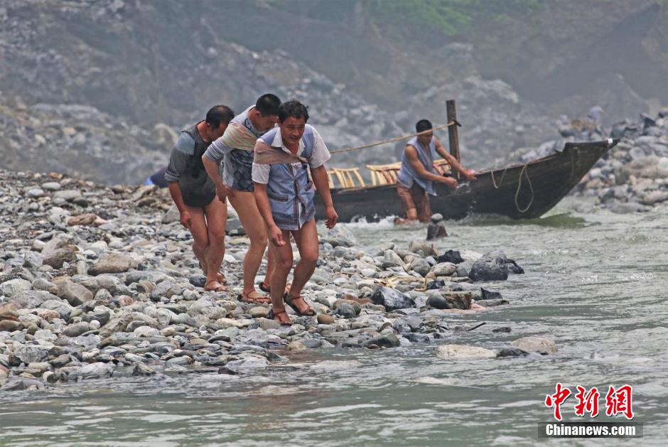 Cultura del río Yangtze: tirar de un barco desnudo