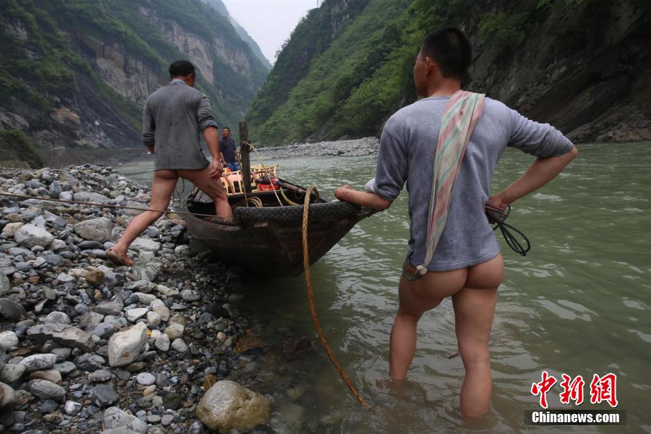 Cultura del río Yangtze: tirar de un barco desnudo