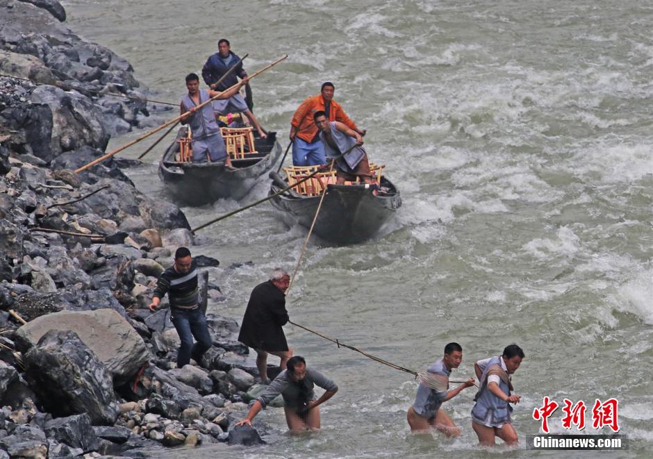Cultura del río Yangtze: tirar de un barco desnudo
