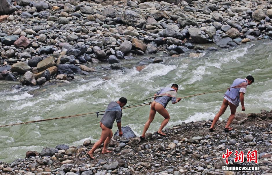 Cultura del río Yangtze: tirar de un barco desnudo