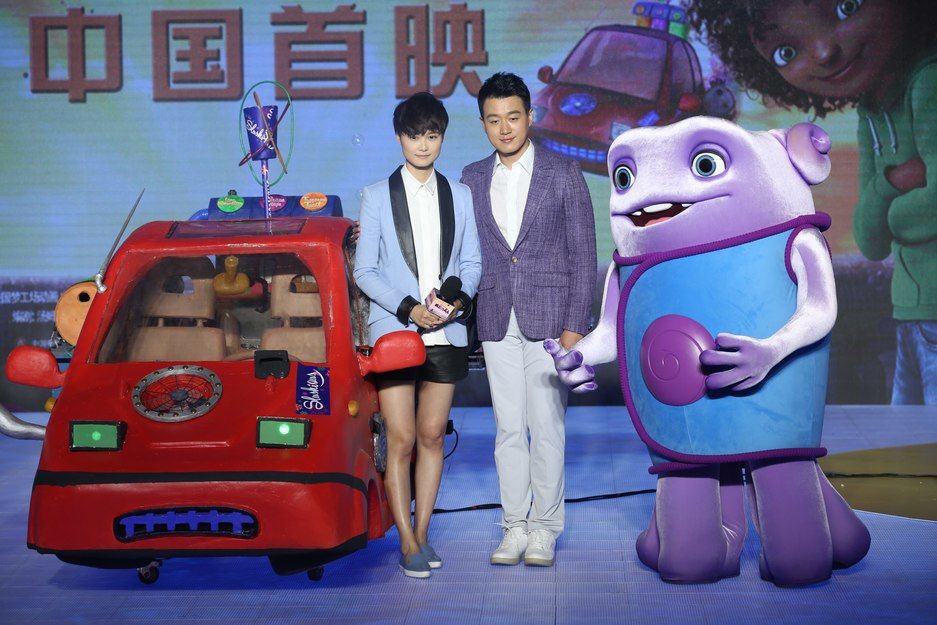 Voces chinas: Tong Dawei (izquierda) dobla la voz del alien Oh y la cantante y actriz Li Yuchun dobla la voz de la adolescente Tip en la versión china de Home. [Foto proporcionada al diario China Daily.