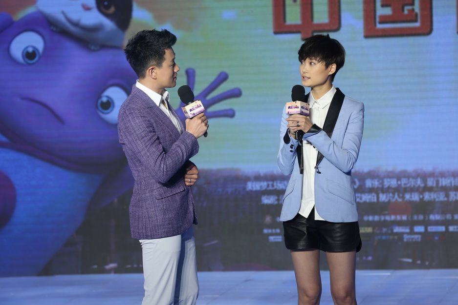  Tong Dawei (izquierda) dobla la voz del alien Oh y la cantante y actriz Li Yuchun dobla la voz de la adolescente Tip en la versión china de Home. 