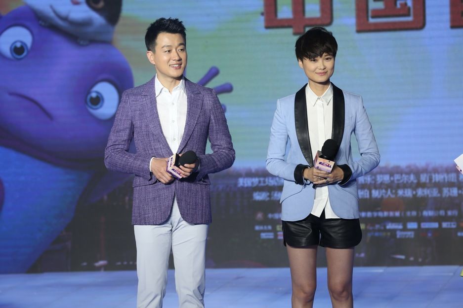 Tong Dawei (izquierda) dobla la voz del alien Oh y la cantante y actriz Li Yuchun dobla la voz de la adolescente Tip en la versión china de Home. 